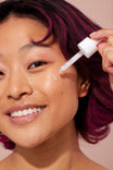 Alpha-H Vitamin E Serum modella con pelle radiosa