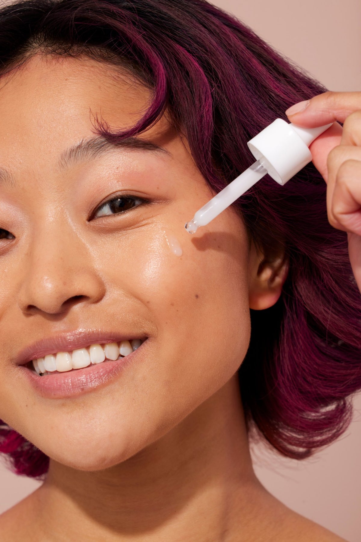 Alpha-H Vitamin E Serum modella con pelle radiosa