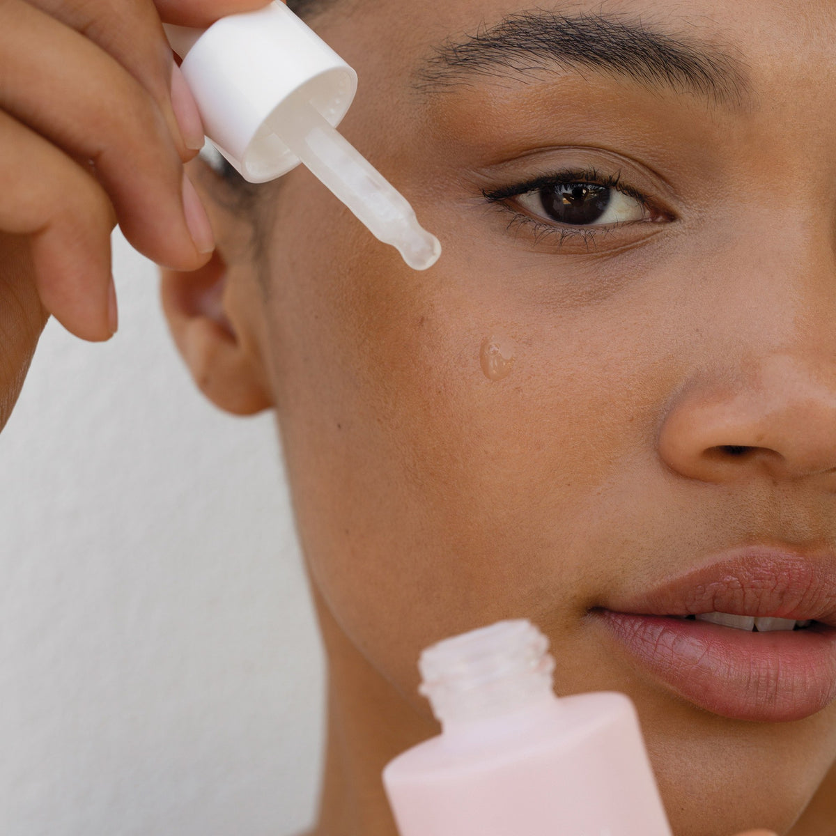 Alpha-H Vitamin E Serum applicazione del siero con contagocce