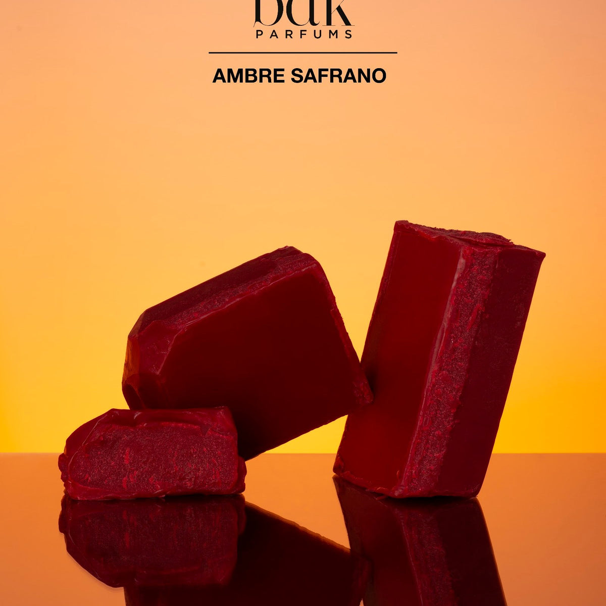 BDK Parfums Ambre Safrano ambiente con forme rosse su sfondo arancione