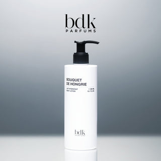 BDK Parfums Bouquet de Hongrie Body Lotion flacone con pompa in studio con logo bdk