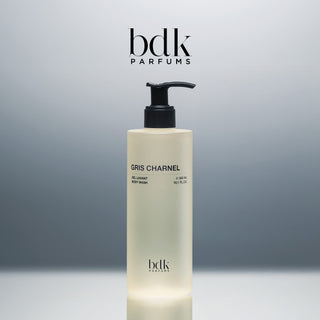 BDK Parfums Gris Charnel Shower Gel flacone con pompa in studio con logo bdk