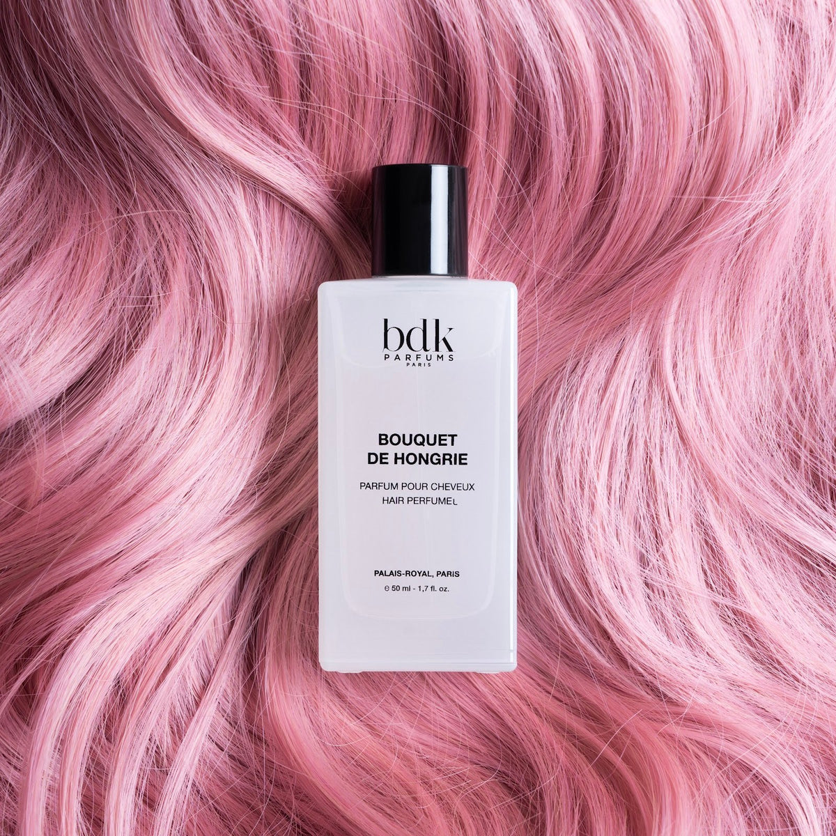 BDK Parfums Hair Perfume Bouquet de Hongrie flacone su capelli rosa