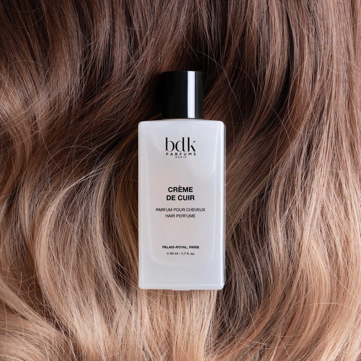 BDK Parfums Hair Perfume Creme de Cuir flacone su capelli castano-biondo