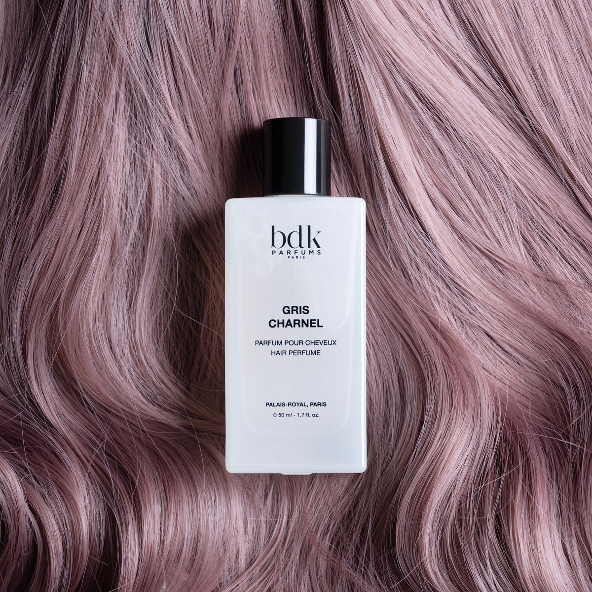 BDK Parfums Hair Perfume Gris Charnel flacone su capelli lilla