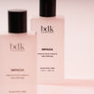 BDK Parfums Hair Perfume Impadia primo piano di due flaconi su sfondo rosa