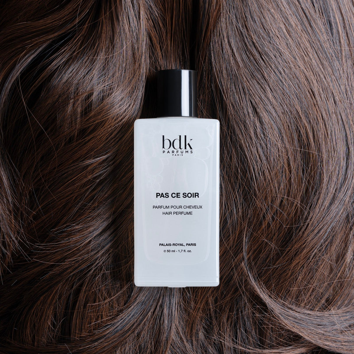 BDK Parfums Hair Perfume Pas Ce Soir flacone su capelli castano scuro