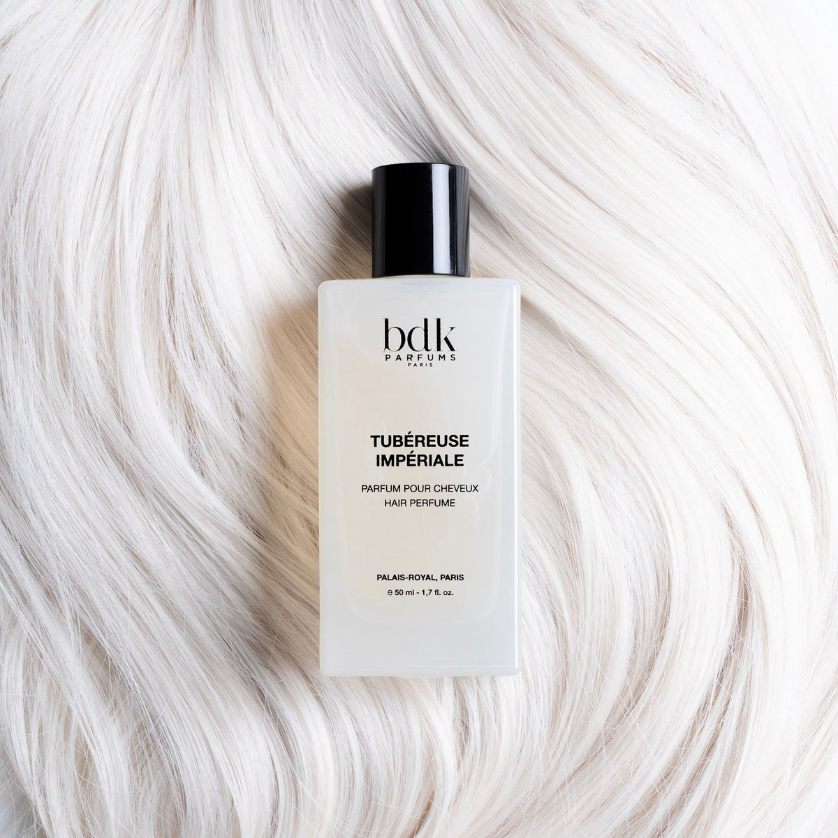 BDK Parfums Hair Perfume Tubereuse Imperiale flacone su capelli biondo platino