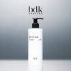 BDK Parfums Pas Ce Soir Body Lotion flacone con pompa in studio con logo bdk