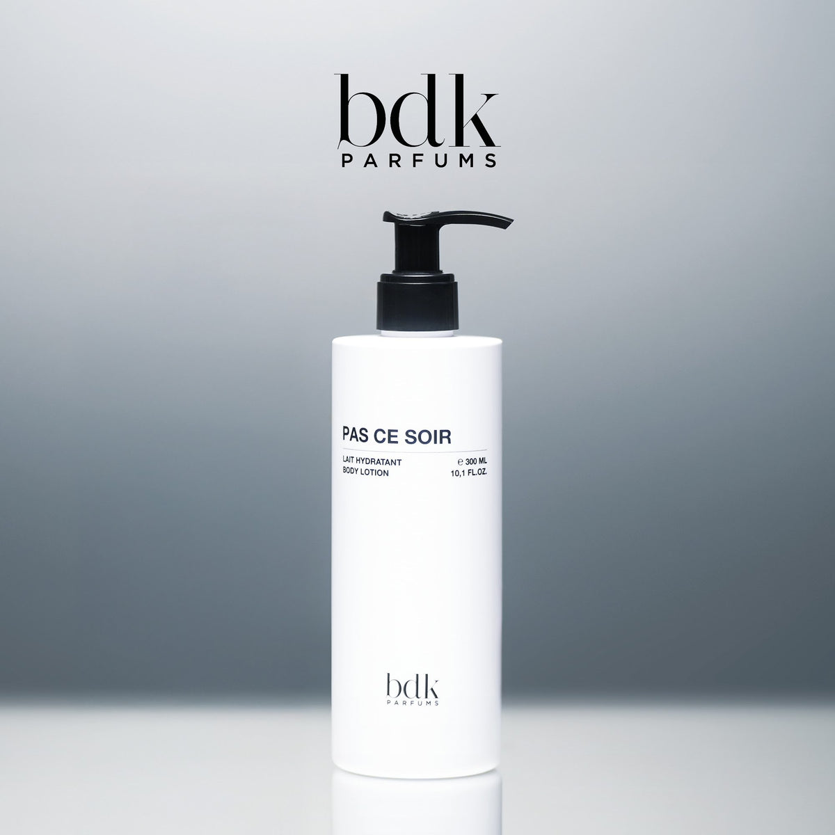 BDK Parfums Pas Ce Soir Body Lotion flacone con pompa in studio con logo bdk