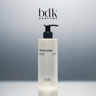 BDK Parfums Pas Ce Soir Shower Gel flacone con pompetta in studio con logo bdk
