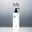 BDK Parfums Rouge Smoking Body Lotion flacone con pompa in studio con logo bdk