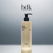 BDK Parfums Rouge Smoking Shower Gel flacone con pompetta in studio con logo bdk