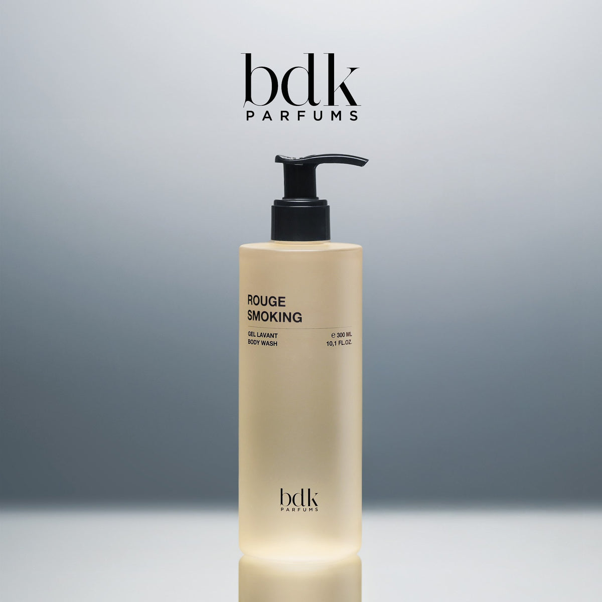BDK Parfums Rouge Smoking Shower Gel flacone con pompetta in studio con logo bdk