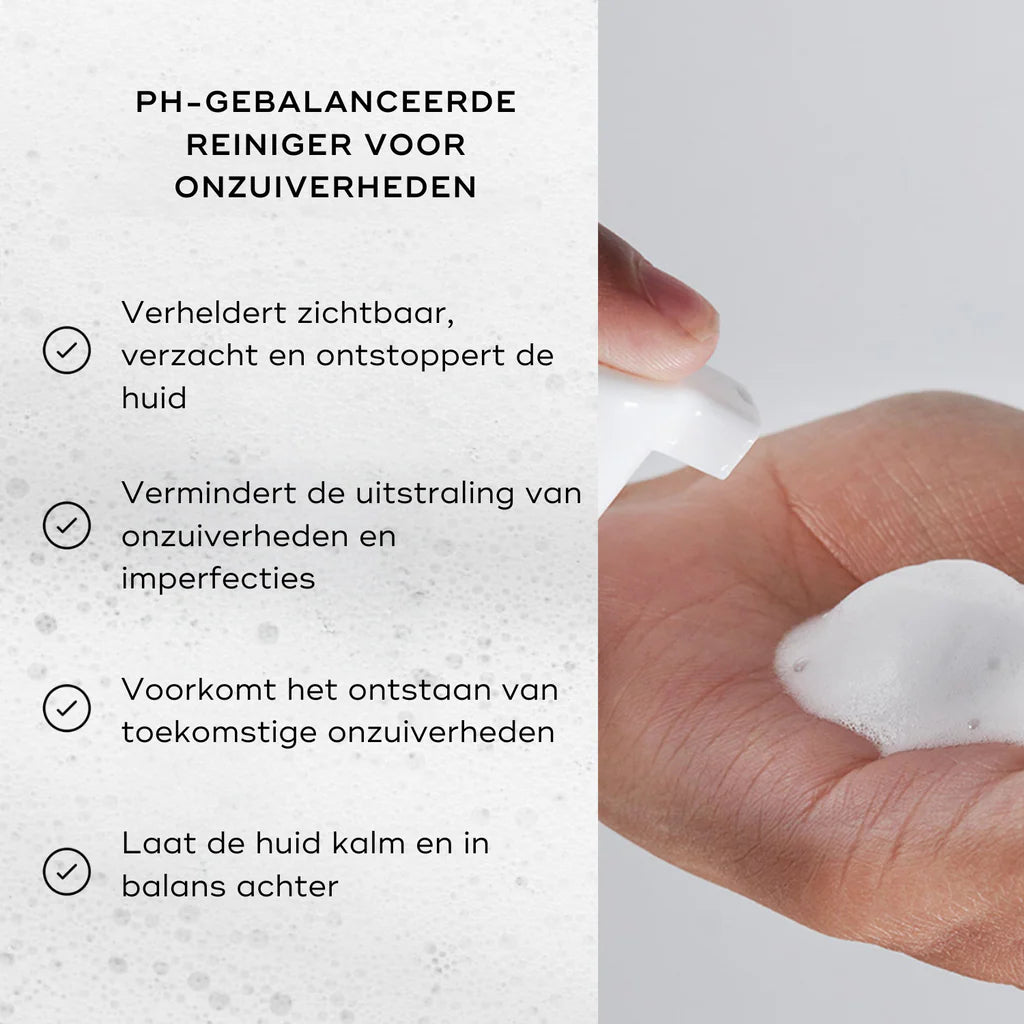 Medik8 Clarifying Foam schiuma sulla mano con benefici