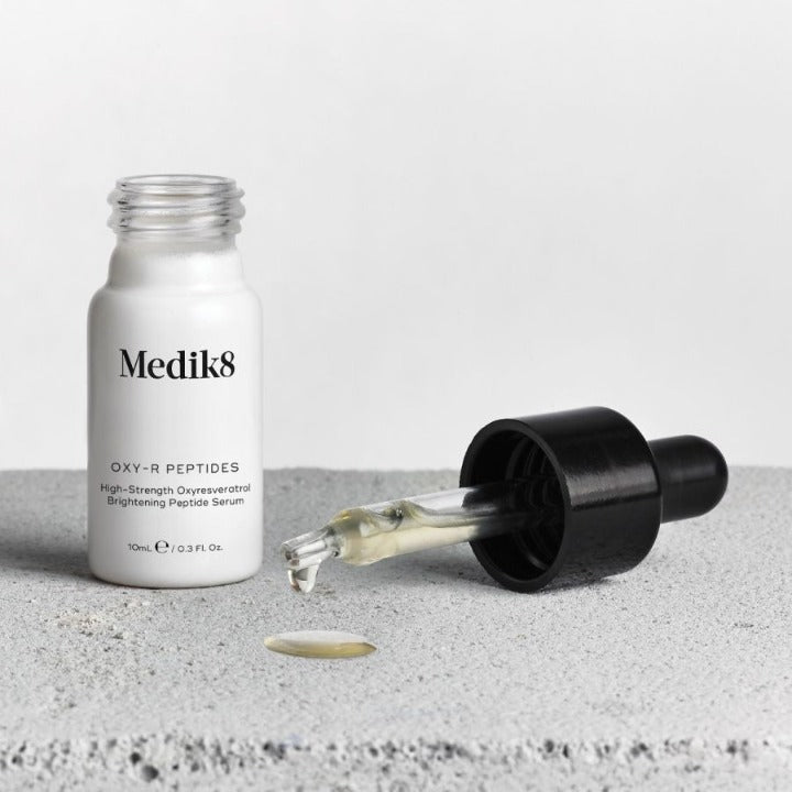 Medik8 Oxy-R Peptides 2x 10ml flacone con contagocce e goccia di siero