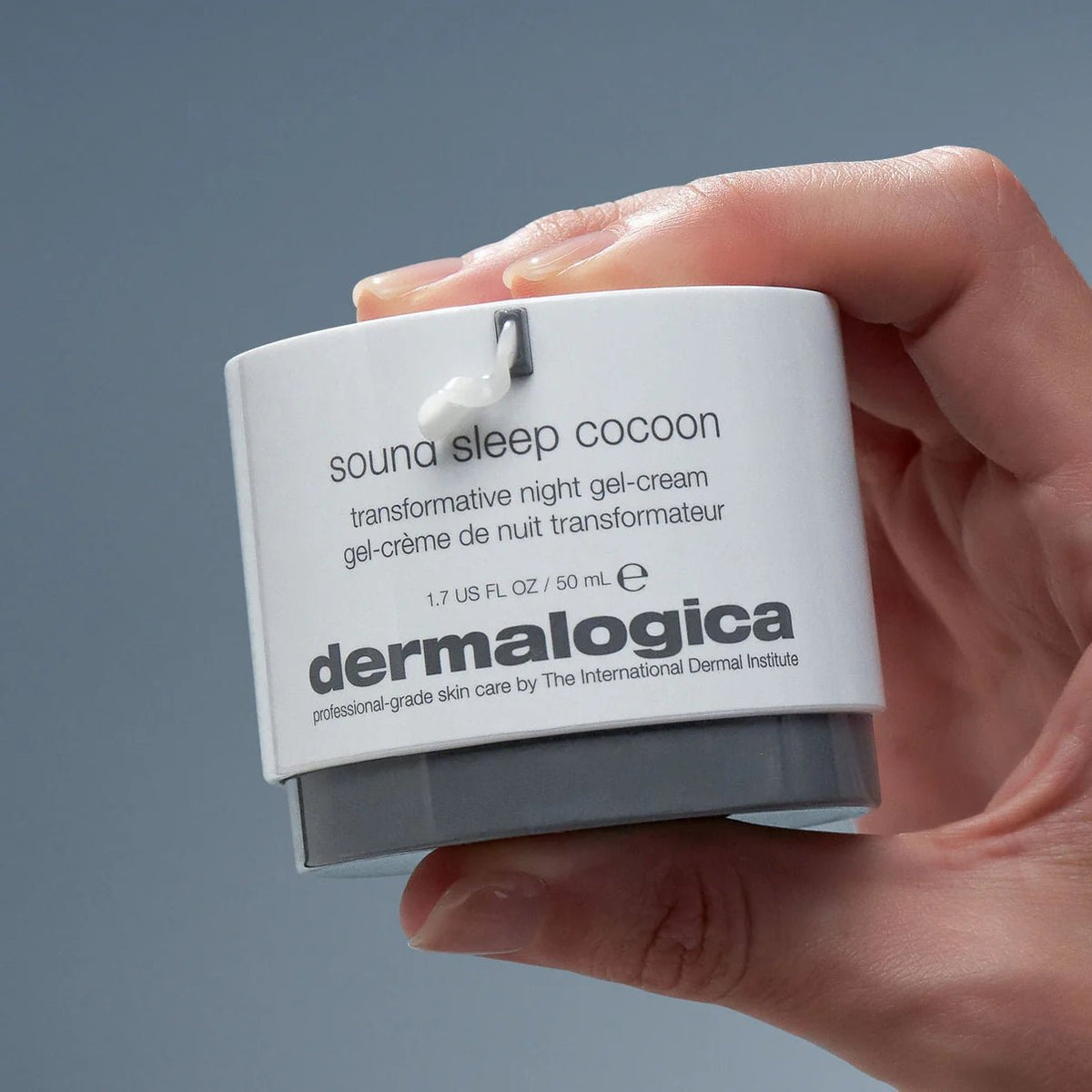 Dermalogica Sound Sleep Cocoon vasetto 50ml in mano