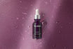 Medik8 Hydr8 B5 Intense 30ml flacone su sfondo viola con gocce