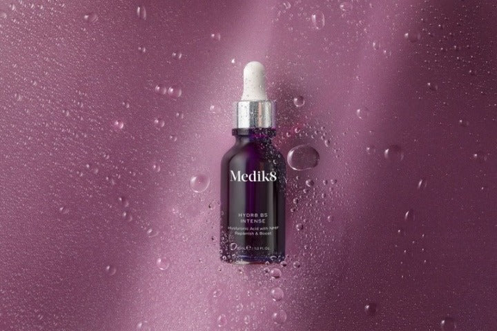 Medik8 Hydr8 B5 Intense 30ml flacone su sfondo viola con gocce
