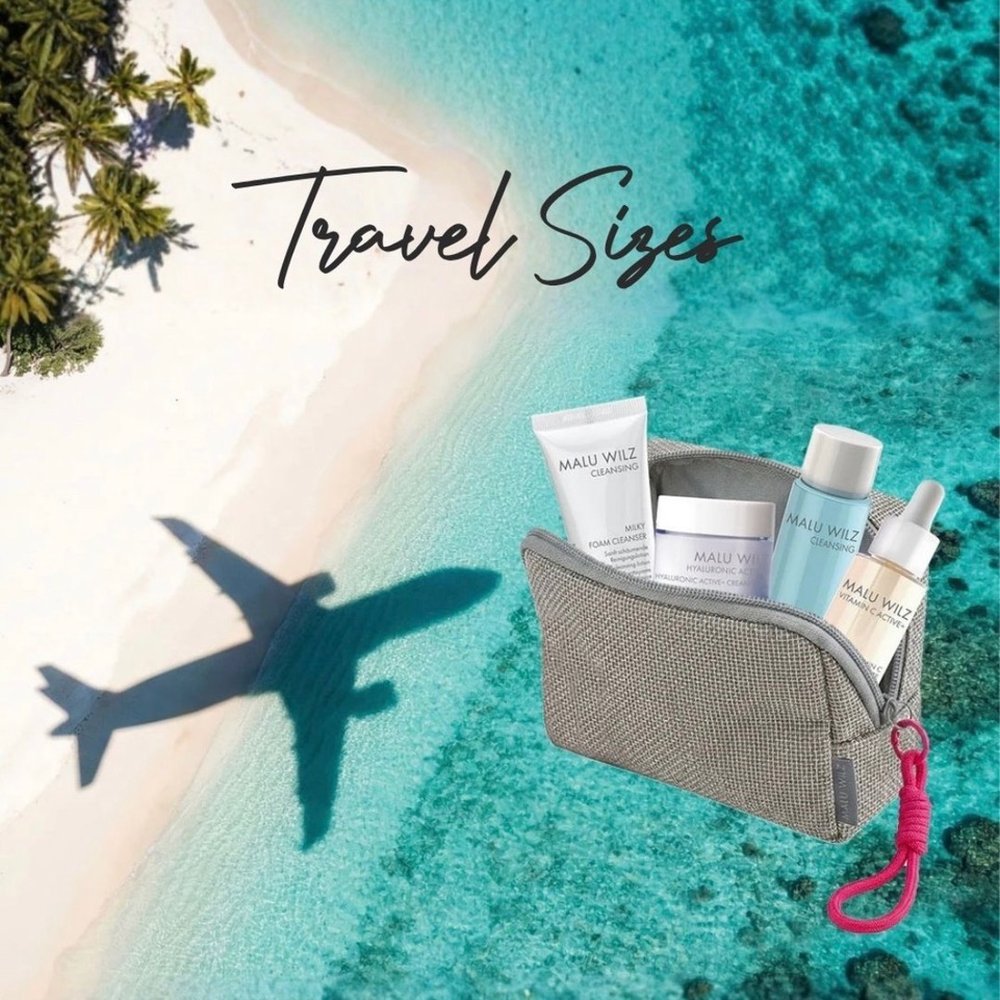 Malu Wilz Cosmetic Beauty Mesh Bag met travel sizes boven tropisch strand