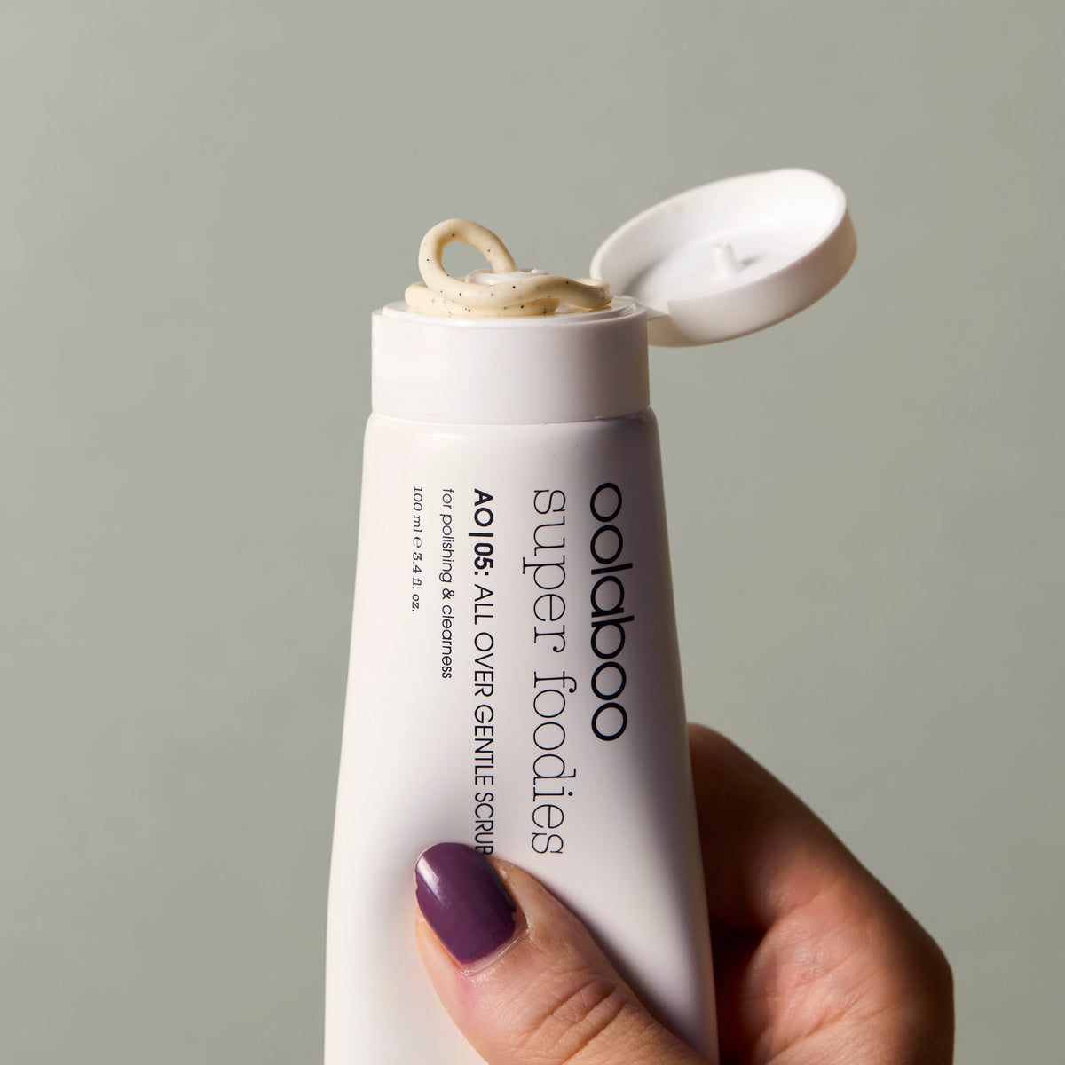 Oolaboo Super Foodies All Over Gentle Scrub tubetto con texture dello scrub