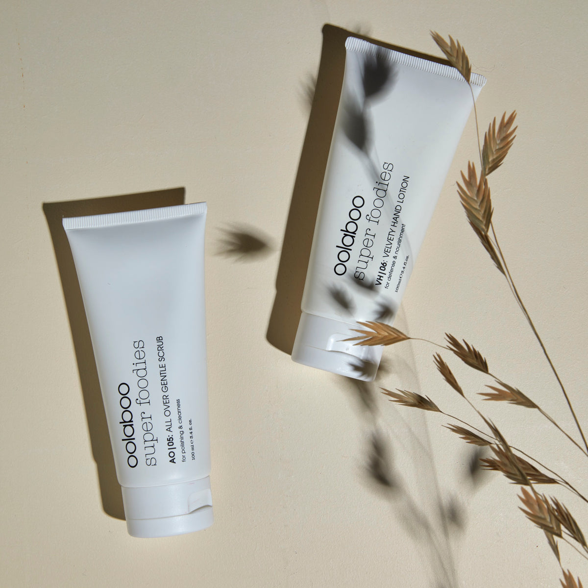 Oolaboo Super Foodies All Over Gentle Scrub accanto a Velvety Hand Lotion
