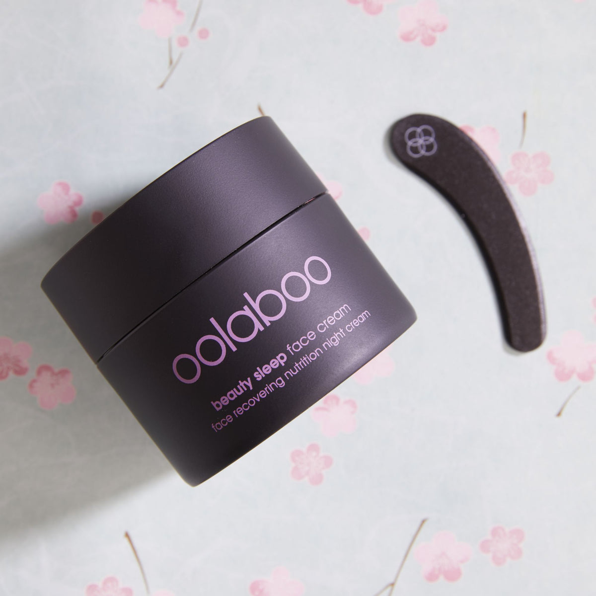 Oolaboo Beauty Sleep Night Cream con spatola su fiori