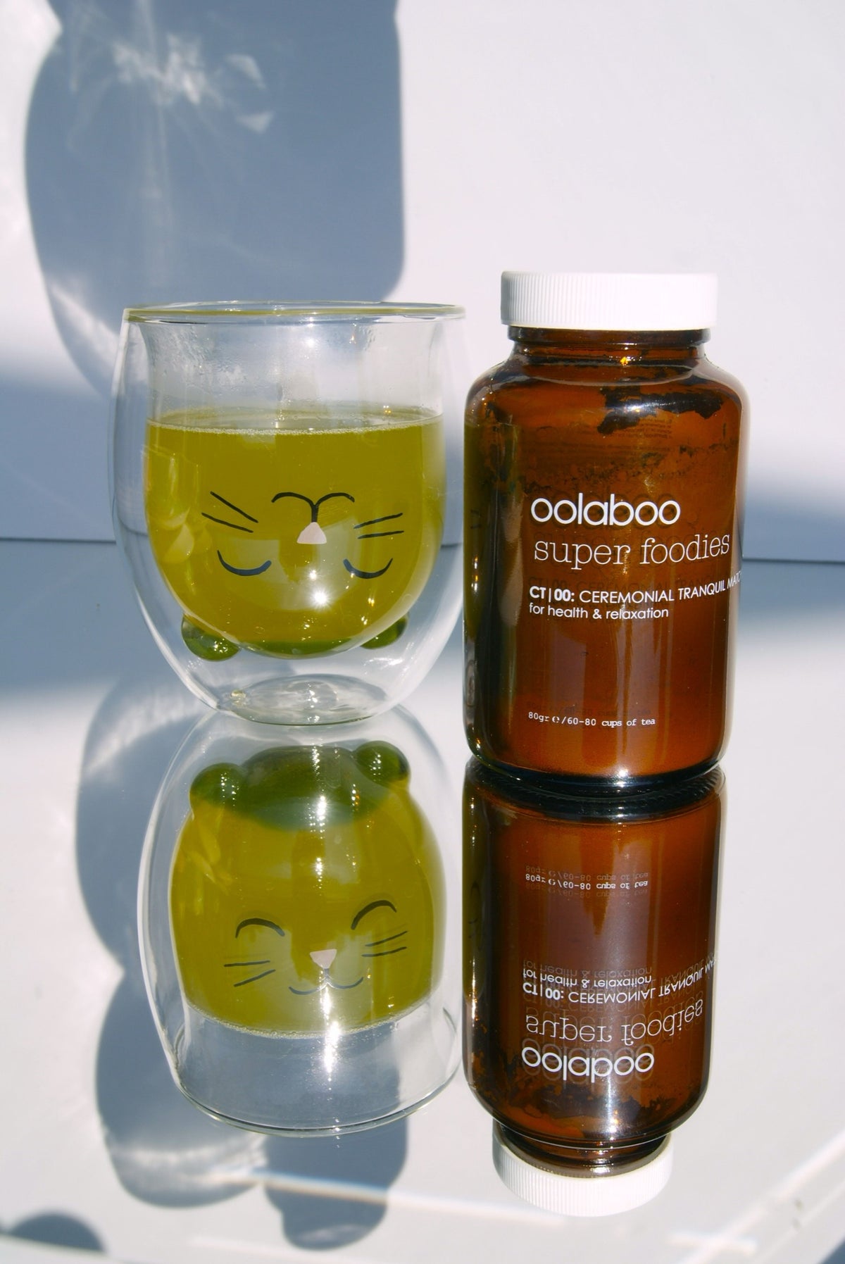 Oolaboo Super Foodies Ceremonial Tranquil Tea con bicchiere di matcha preparato