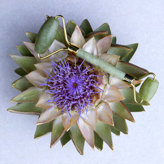 Oolaboo Jade Beauty Roller su un fiore di carciofo