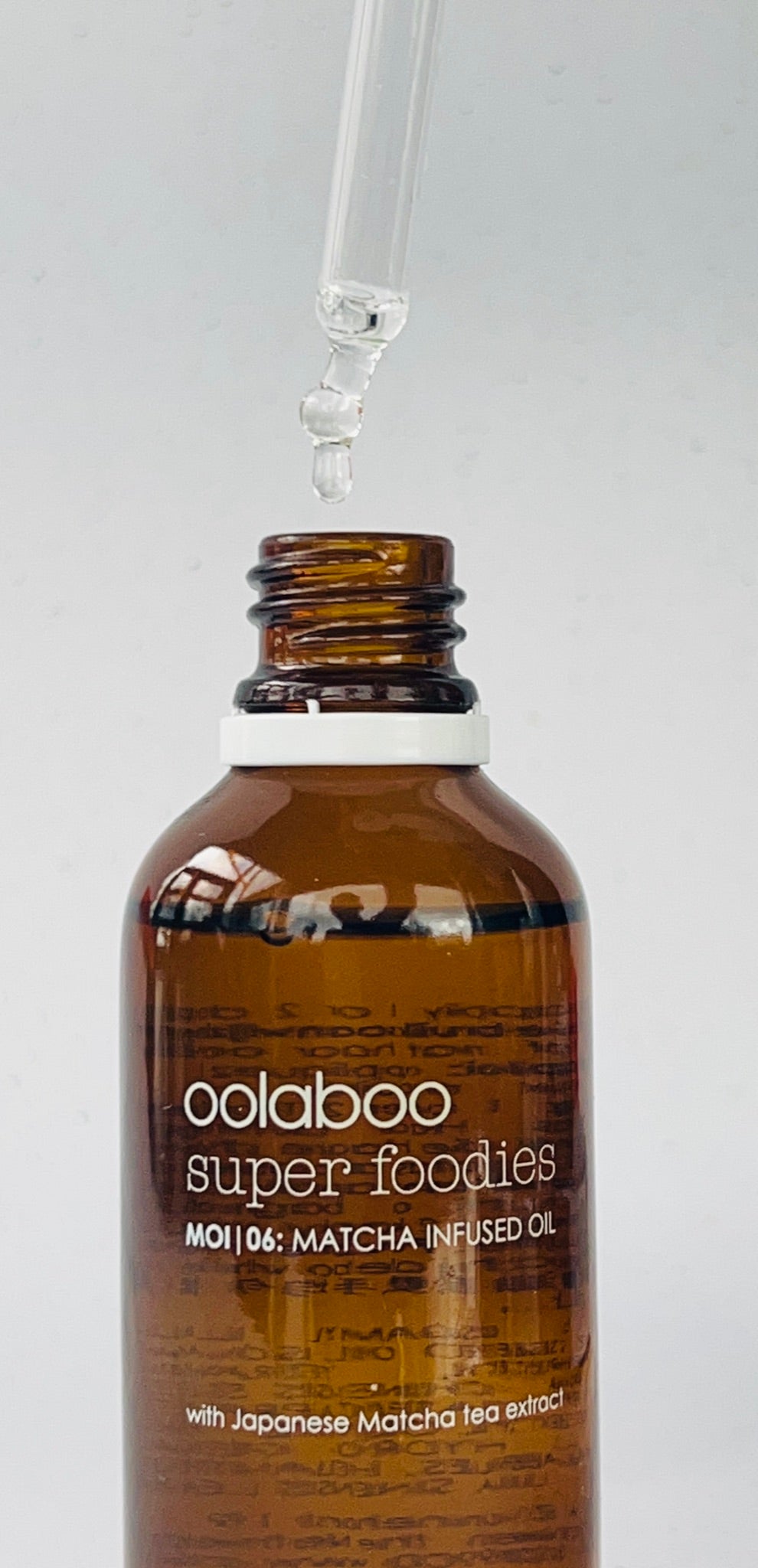 Oolaboo Super Foodies Matcha Infused Oil primo piano con goccia d'olio