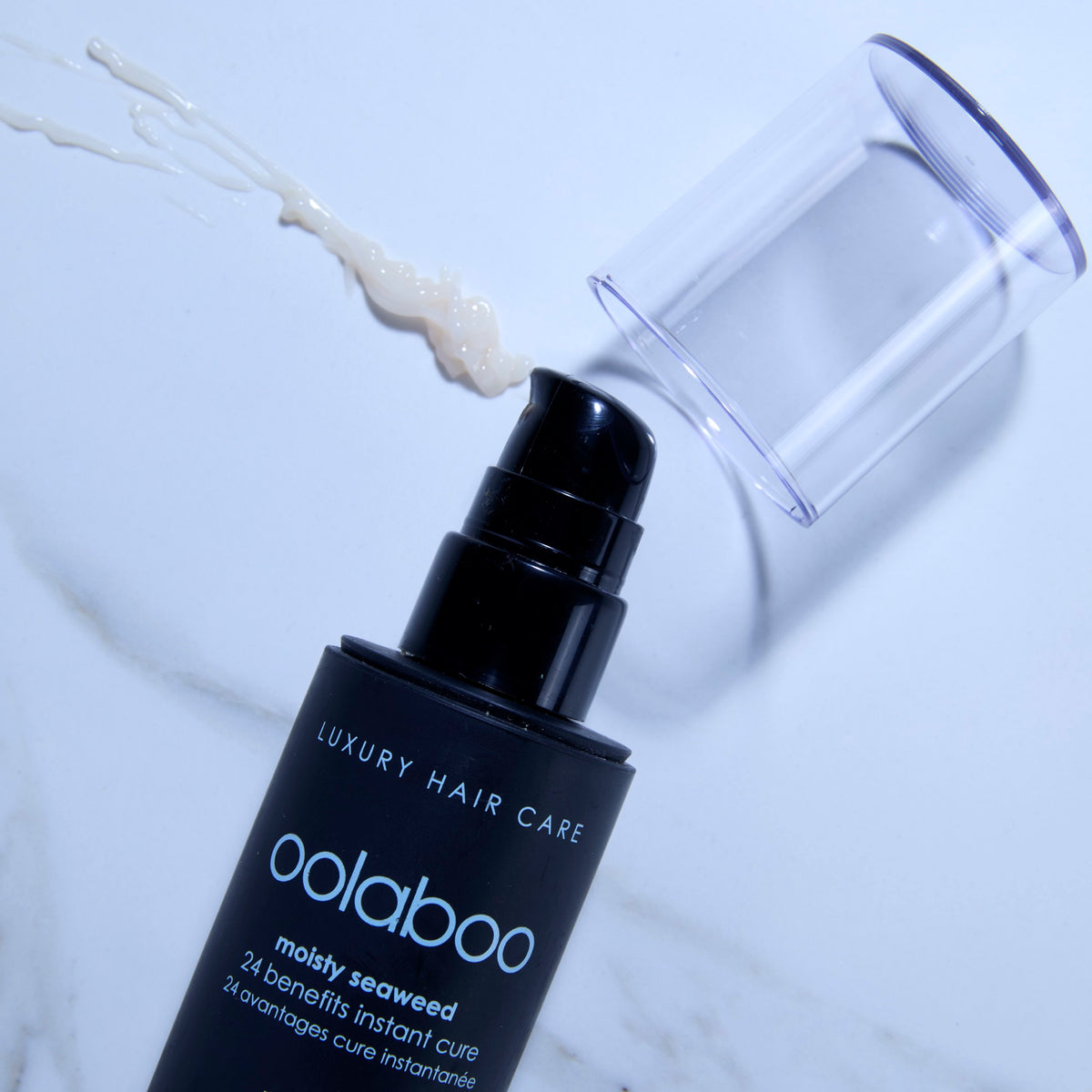 Oolaboo Moisty Seaweed 24 Benefits Instant Cure con texture in crema su marmo