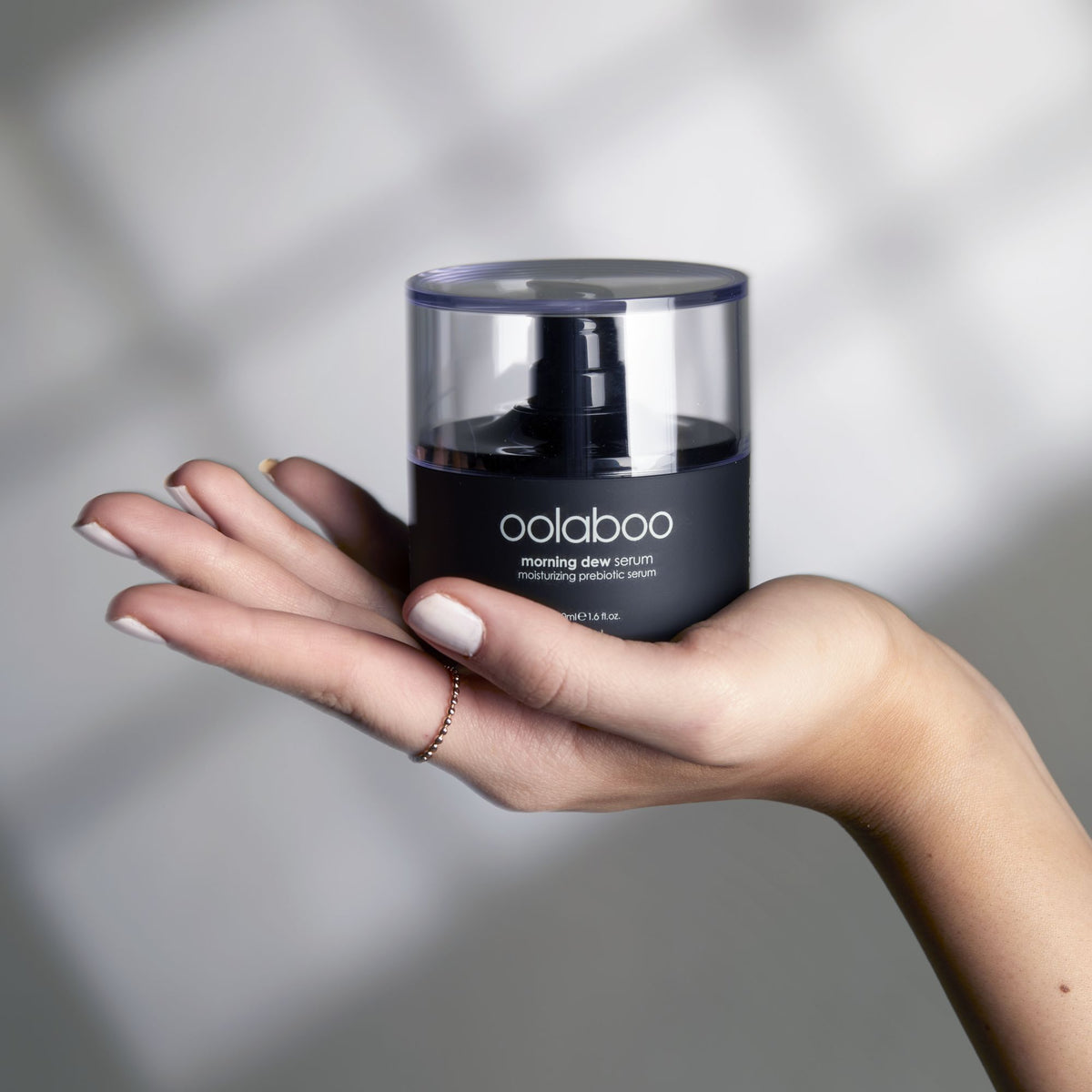 Oolaboo Morning Dew Prebiotic Serum in mano