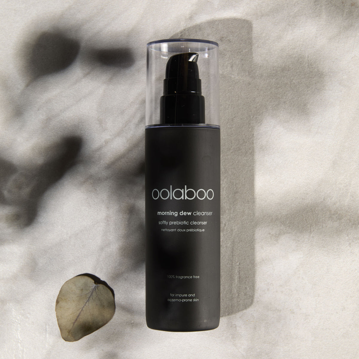 Oolaboo Morning Dew Softly Prebiotic Cleanser su lino con foglioline