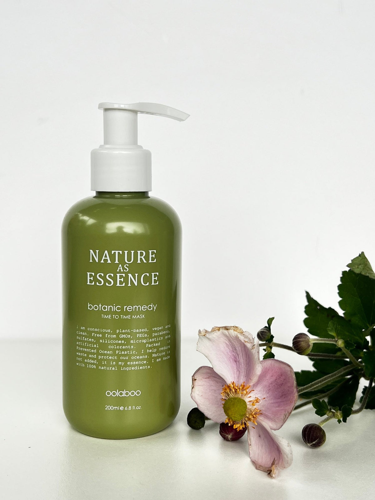Oolaboo Nature As Essence Botanic Remedy Hair Mask flacone con pompa e fiore rosa