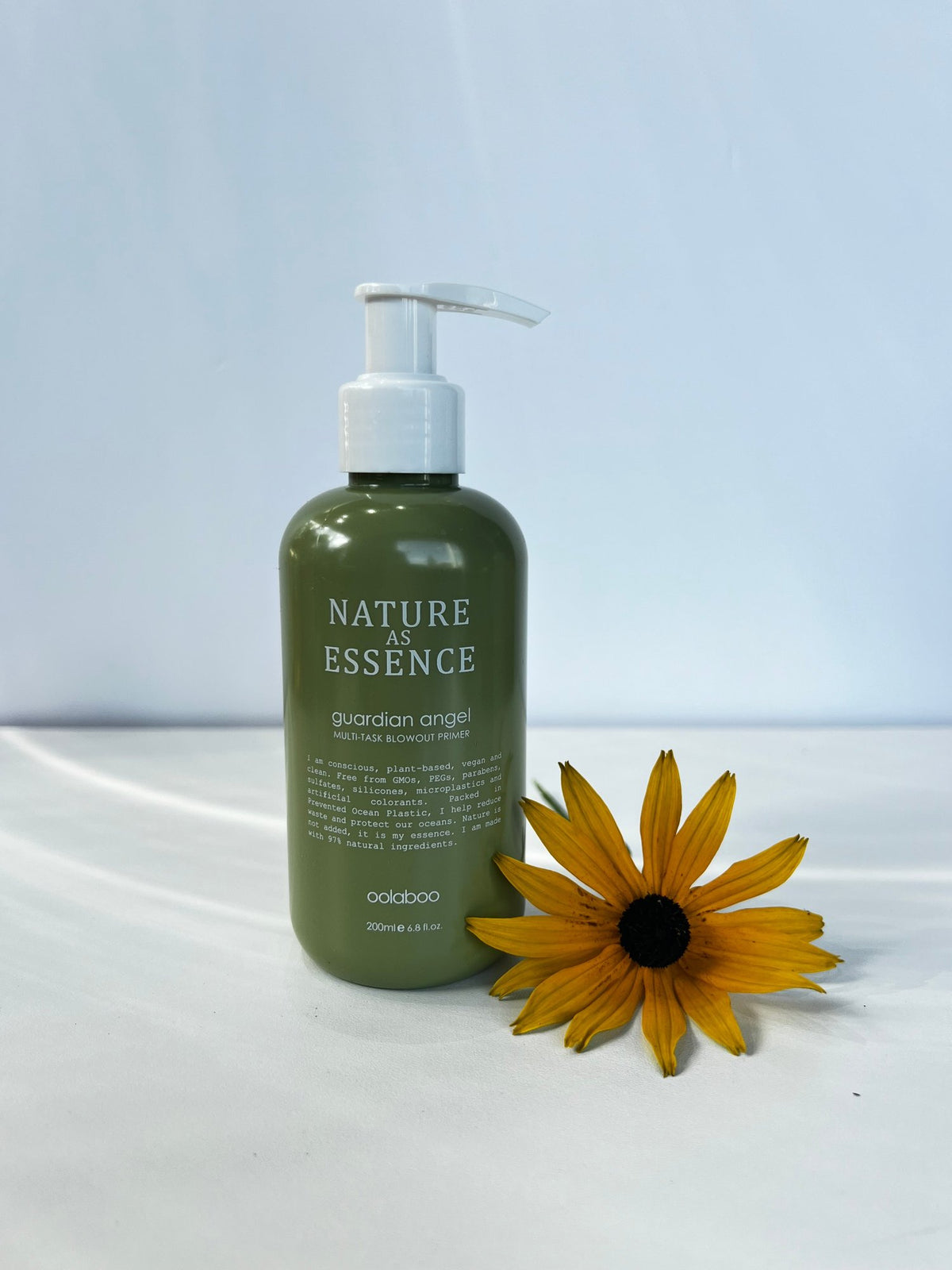 Oolaboo Nature As Essence Guardian Angel Primer flacone con pompa e fiore giallo