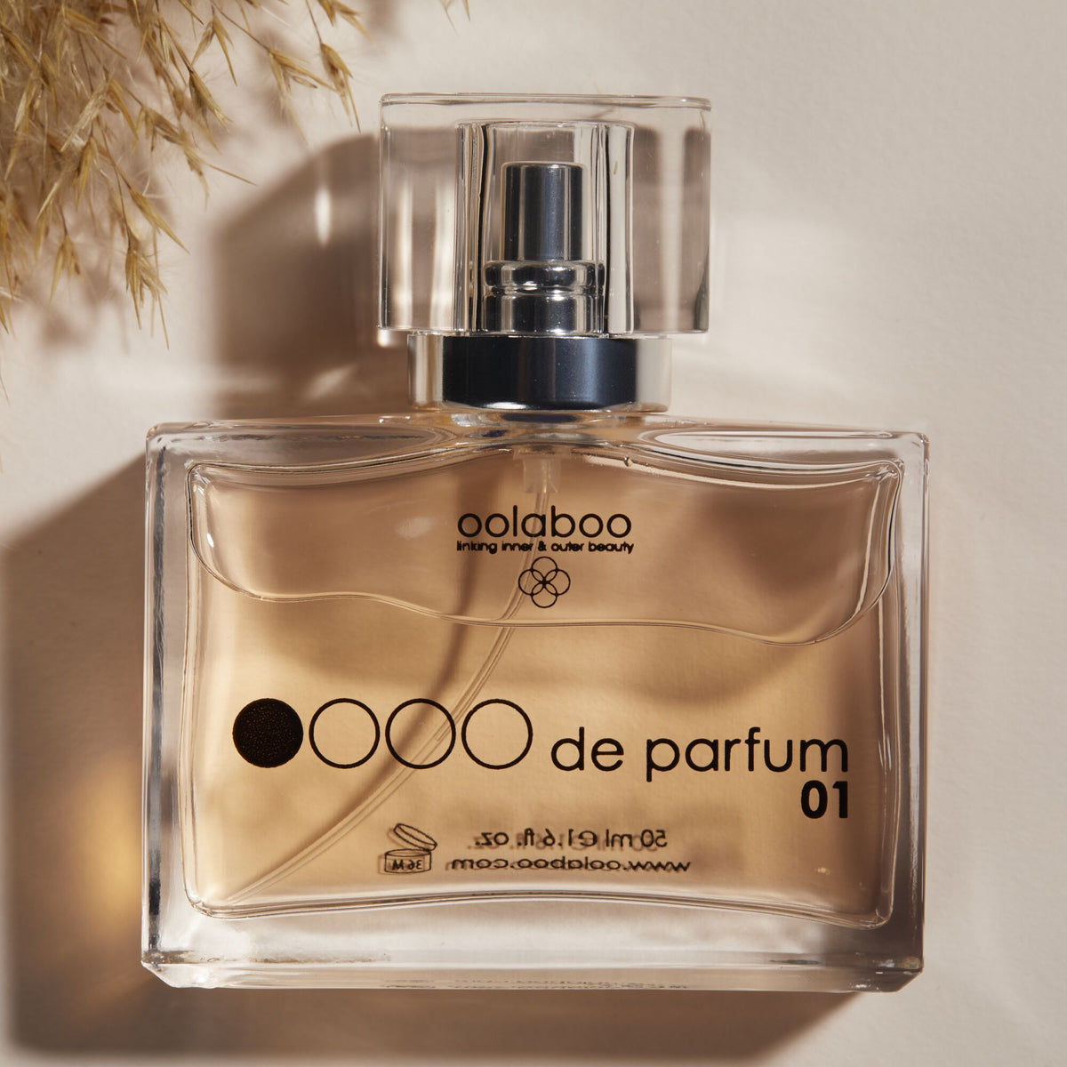 Oolaboo OOOO de Parfum 01 flacone in primo piano con luce calda