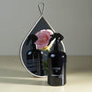 Oolaboo OOOO de Parfum Room Spray davanti a uno specchio con rosa