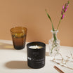 Oolaboo OOOO de Parfum Scented Candle 02 con bicchiere e fiori