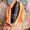 Oolaboo Skin Superb Organic Spray-on Bronzer in un telo arancione