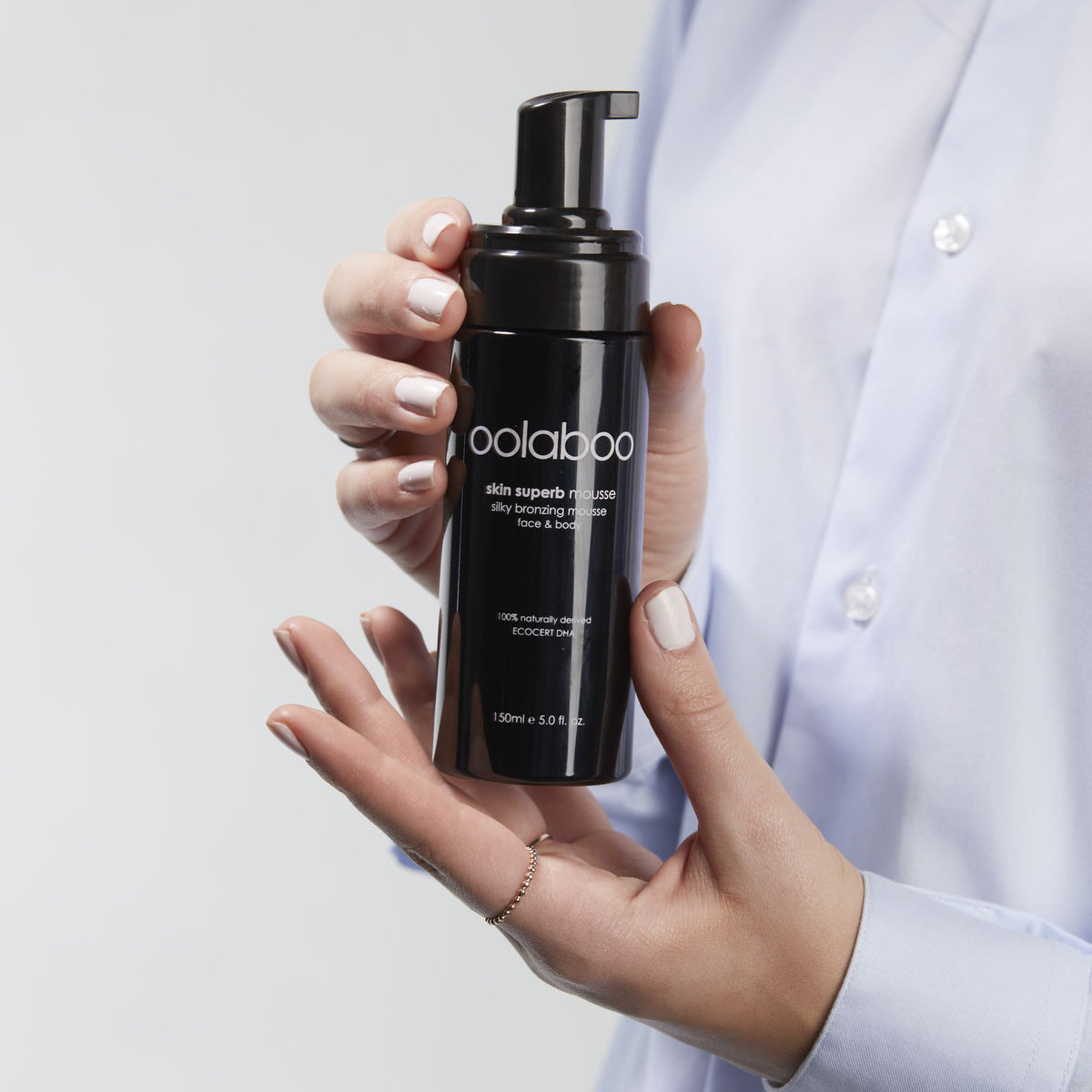 Oolaboo Skin Superb Silky Bronzing Mousse in mano
