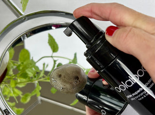Oolaboo Skin Superb Silky Bronzing Mousse met pompje mousse in de hand