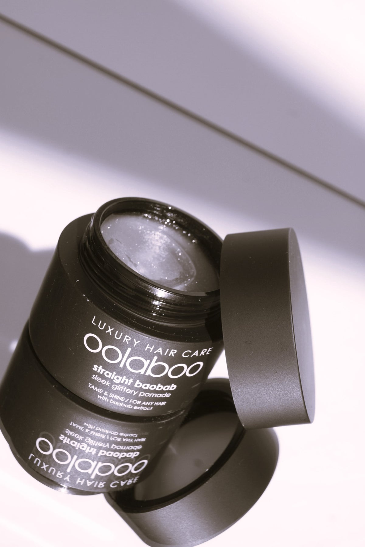 Oolaboo Straight Baobab Pomade vasetto aperto con texture della pomata