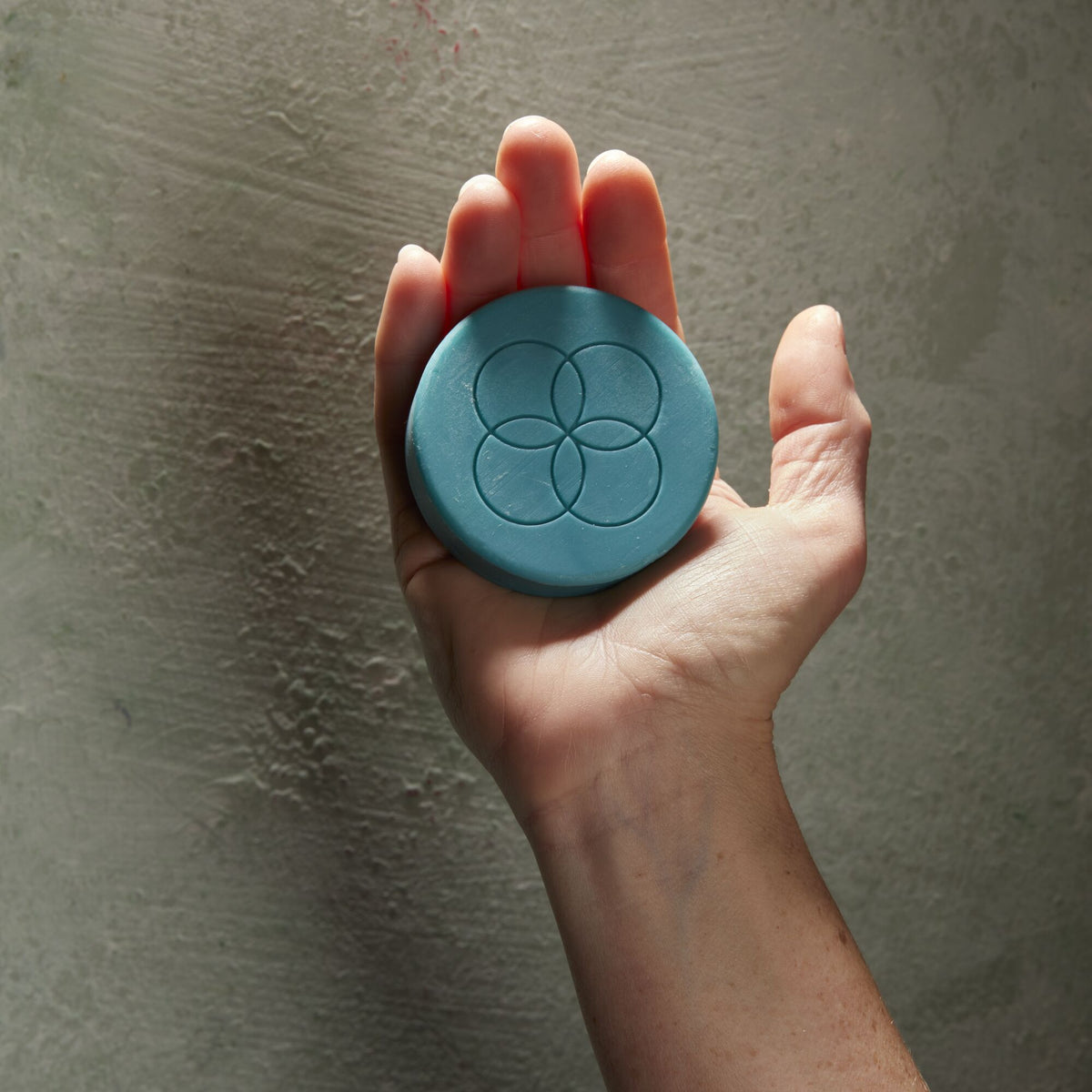 Oolaboo Super Foodies Face Cleansing Bar in mano