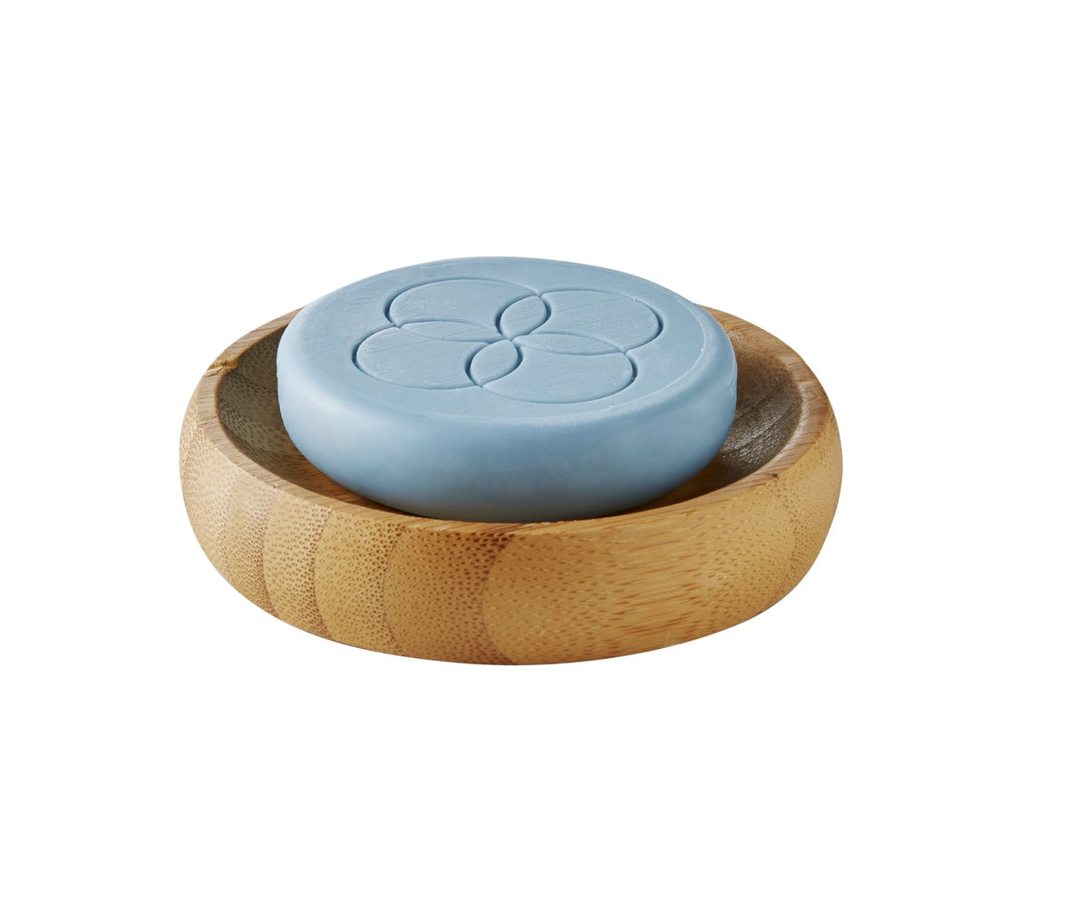 Oolaboo Super Foodies Face Cleansing Bar in un portasapone di bambù