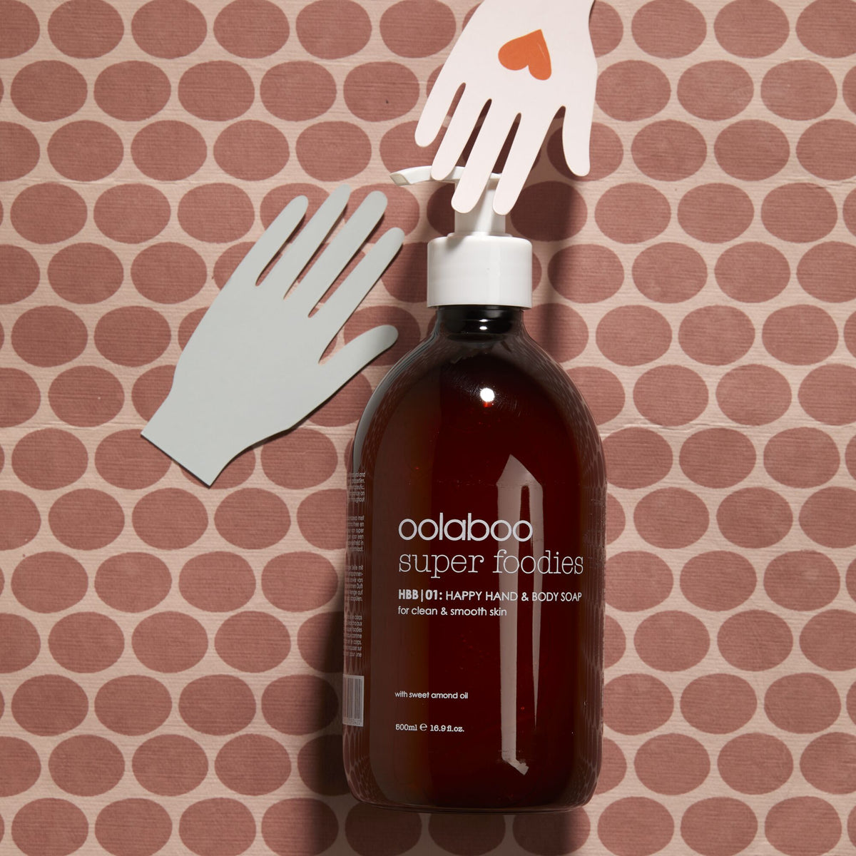 Oolaboo Super Foodies Happy Hand Soap tra mani di carta