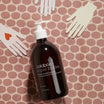 Oolaboo Super Foodies No Rinse Hand Gel tra mani di carta
