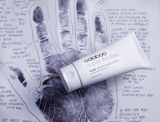 Oolaboo Super Foodies Velvety Hand Lotion su un'impronta di mano