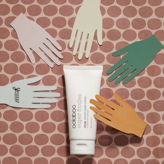Oolaboo Super Foodies Velvety Hand Lotion tra mani di carta