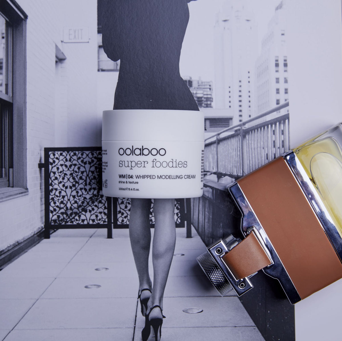 Oolaboo Super Foodies Whipped Modelling Cream vasetto su una foto di città