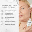 Medik8 Liquid Peptides 30ml modella con pipetta, risultati visibili in 7 giorni